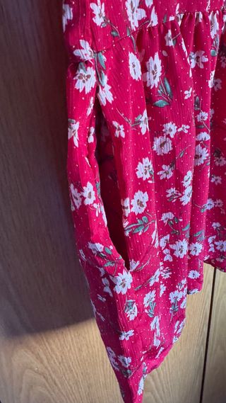 Vestido de verano rojo con flores