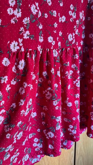 Vestido de verano rojo con flores