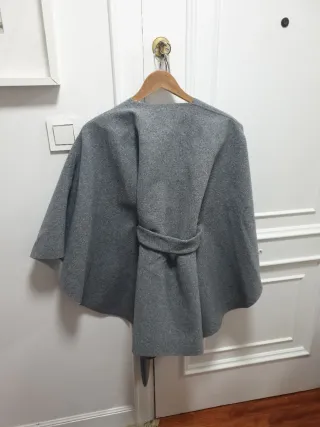 Poncho gris con cinturón