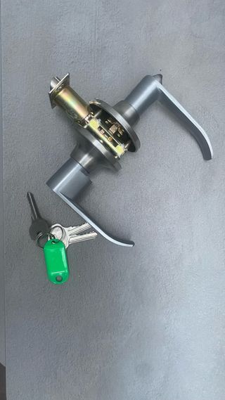 Manija de puerta con 3 llaves