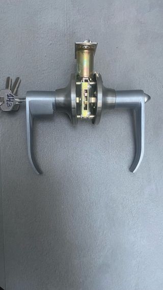 Manija de puerta con 3 llaves