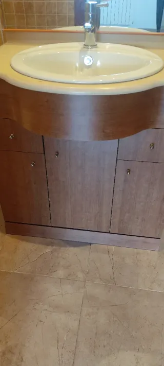 Mueble de baño madera y porcelana