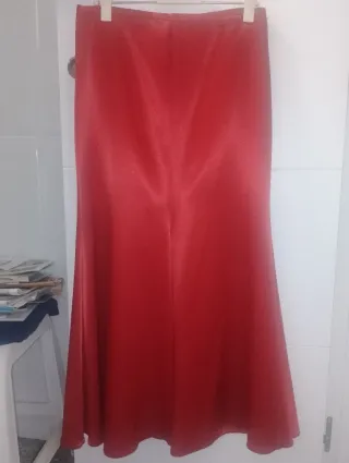 Falda larga roja satinada