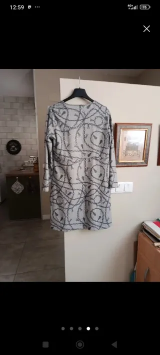 Vestido de invierno gris con cadenas