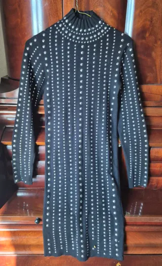 Vestido de punto negro con tachuelas