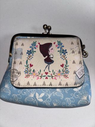 Monedero con cierre de boquilla y diseño