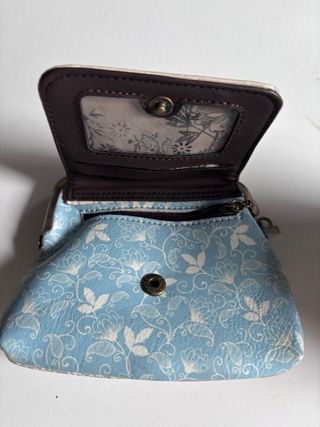 Monedero con cierre de boquilla y diseño