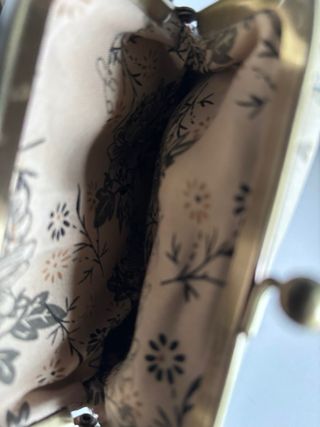 Monedero con cierre de boquilla y diseño