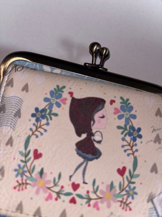 Monedero con cierre de boquilla y diseño