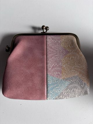 Monedero con cierre de boquilla y diseño