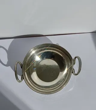 Joyero plateado con asas.