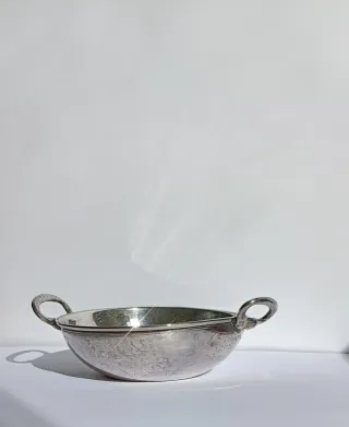 Joyero plateado con asas.