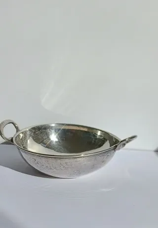 Joyero plateado con asas.