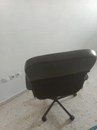 Sillón de oficina con ruedas de polipiel negro