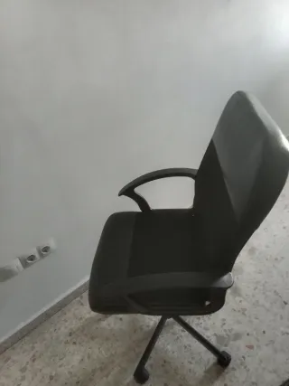 Sillón de oficina con ruedas de polipiel negro