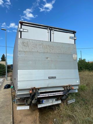 Camión Nissan Atleon con plataforma