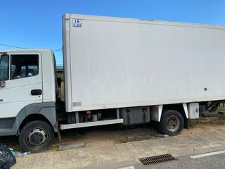 Camión Nissan Atleon con plataforma