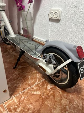 Patinete eléctrico blanco