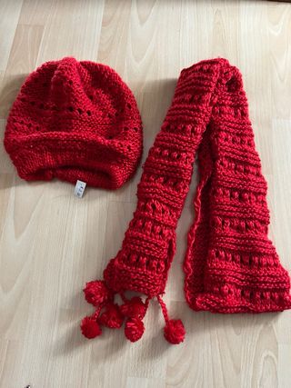 Gorro y bufanda de punto rojo