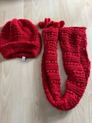 Gorro y bufanda de punto rojo