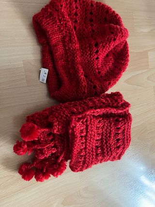 Gorro y bufanda de punto rojo