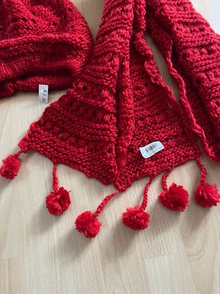 Gorro y bufanda de punto rojo