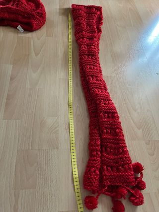 Gorro y bufanda de punto rojo