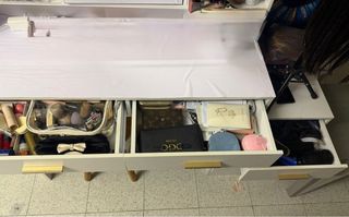 Tocador blanco con espejo y cajones