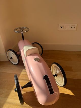 Coche de carreras correpasillos de metal rosa