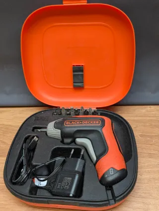 Atornillador BLACK+DECKER con accesorios