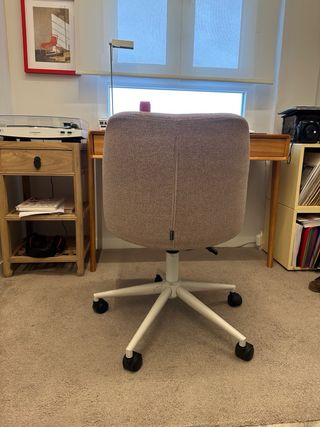 Silla giratoria Kave Home beige/rosa