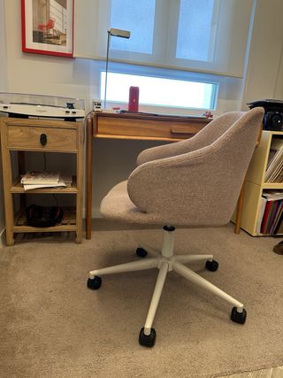 Silla giratoria Kave Home beige/rosa