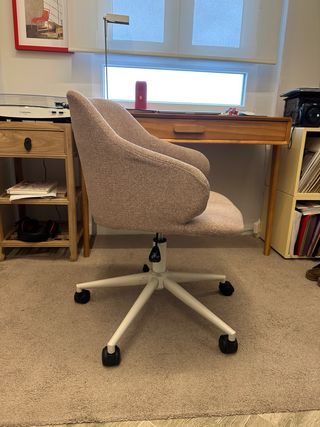 Silla giratoria Kave Home beige/rosa