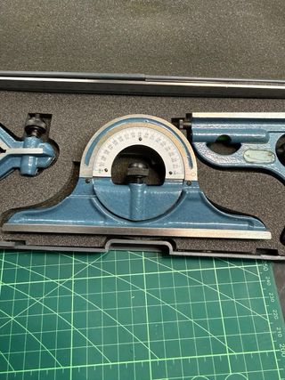 Estuche de escuadras de aluminio y fundido