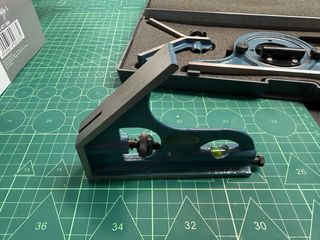 Estuche de escuadras de aluminio y fundido