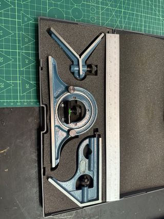 Estuche de escuadras de aluminio y fundido