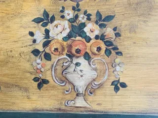 Mueble antiguo pintado a mano