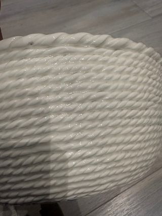 Cesta porcelana blanca con detalles dorados