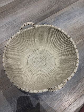 Cesta porcelana blanca con detalles dorados
