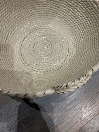 Cesta porcelana blanca con detalles dorados