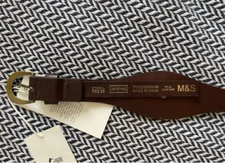 Cinturón M&S piel marrón con tachuelas