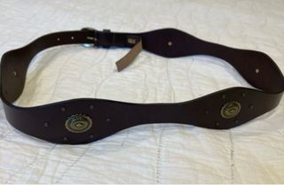 Cinturón M&S piel marrón con tachuelas