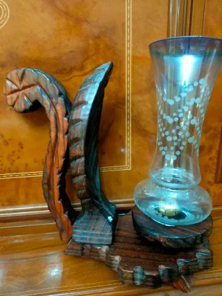 Quinqué de madera tallada