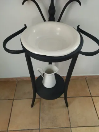 Lavabo antiguo con espejo y porcelana