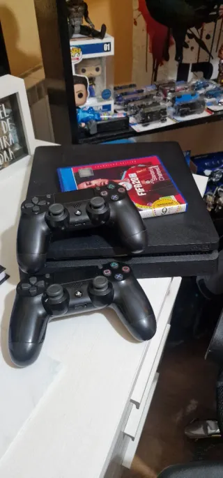 PS4 (PlayStation 4) Negra + 2 Controles