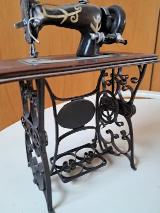 Miniatura Máquina de Coser Antigua