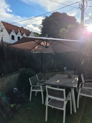 Sombrilla de jardín beige. COMO NUEVO!