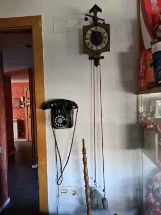 Teléfono antiguo y reloj de péndulo