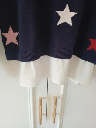 Jersey azul con estrellas rojas y blancas