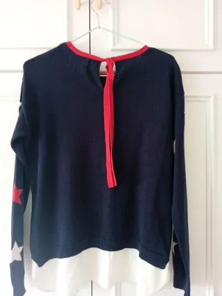 Jersey azul con estrellas rojas y blancas